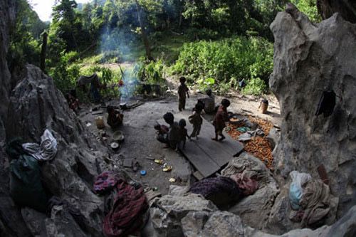 Vietnam'lı Ruc Kabilesi Halen Mağaralarda Yaşamakta